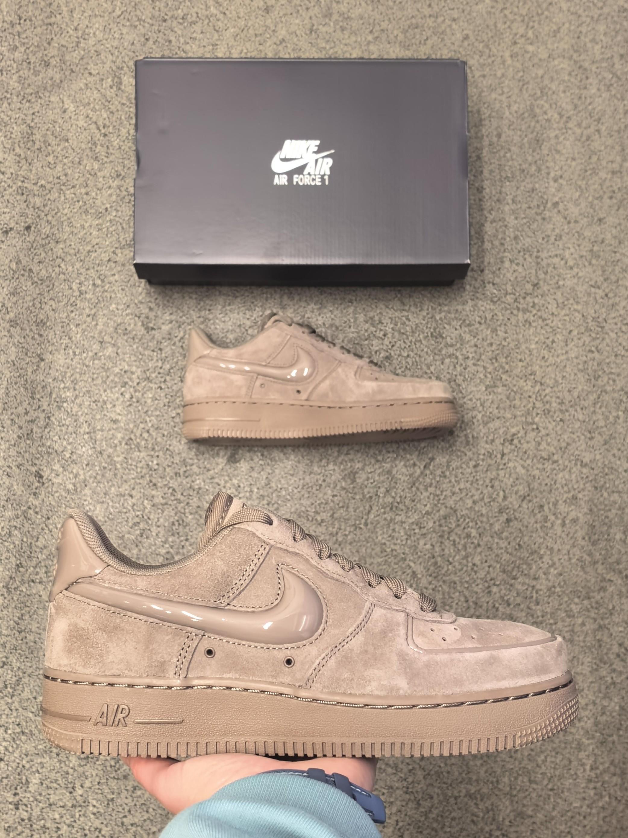 这双「奶茶棕AF1」一上手,把暖调松弛焊在日常里